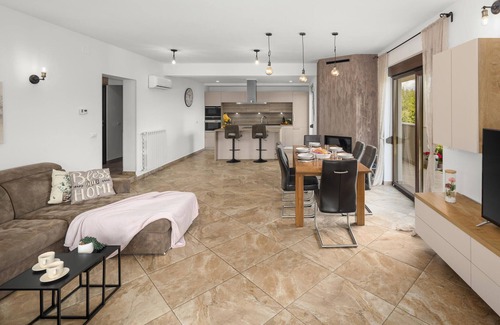 Nova Vas Maison | Magnifique maison de 4 chambres à Nova.