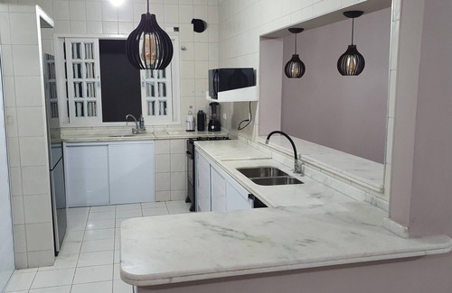 Balneario Praia do Pernambuco Maison | 4 bedroom holiday home on Pernambuco beach - Guarujá 18 persons SP