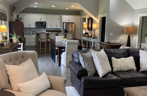 Cottondale Maison | 4 bedroom home with a touch of country close to UA