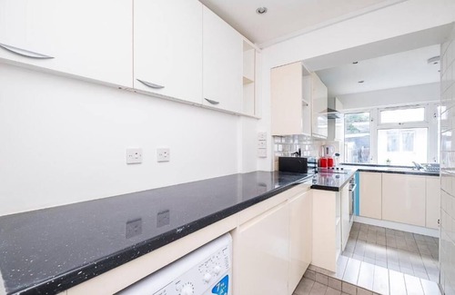 Heath Maison | 4 BEDROOM HOUSE DAGENHAM WITH PARKING