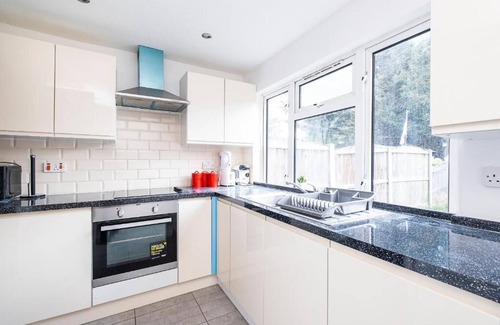 Heath Maison | 4 BEDROOM HOUSE DAGENHAM WITH PARKING