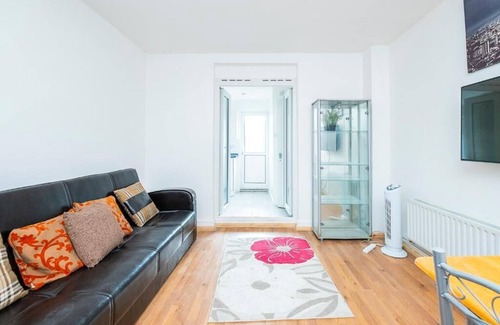 Heath Maison | 4 BEDROOM HOUSE DAGENHAM WITH PARKING