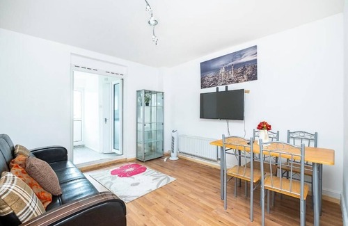 Heath Maison | 4 BEDROOM HOUSE DAGENHAM WITH PARKING