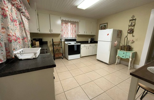 Valdosta Maison | 4-bedroom house in peaceful Valdosta 4 queen beds, 3 sofa beds w/ full amenities