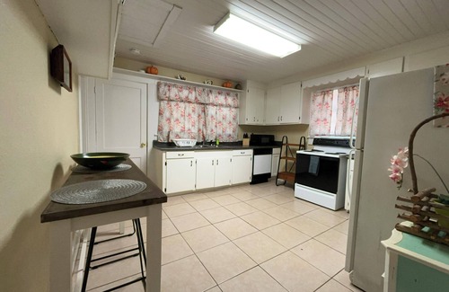 Valdosta Maison | 4-bedroom house in peaceful Valdosta 4 queen beds, 3 sofa beds w/ full amenities
