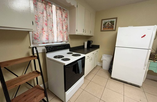Valdosta Maison | 4-bedroom house in peaceful Valdosta 4 queen beds, 3 sofa beds w/ full amenities