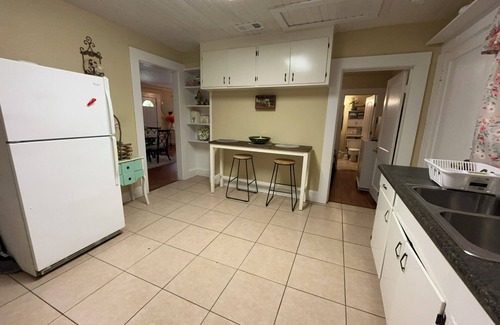 Valdosta Maison | 4-bedroom house in peaceful Valdosta 4 queen beds, 3 sofa beds w/ full amenities