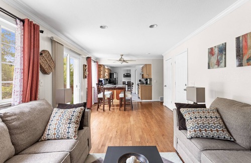 Willow Park Maison | 4-bedroom house in tranquil Aurora with AC, WiFi. Enjoy a peaceful getaway