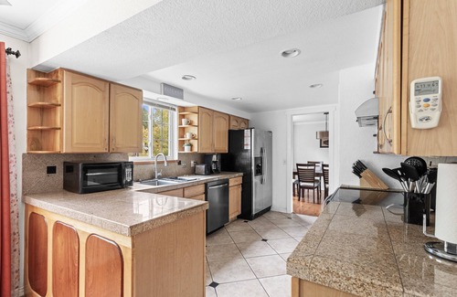 Willow Park Maison | 4-bedroom house in tranquil Aurora with AC, WiFi. Enjoy a peaceful getaway