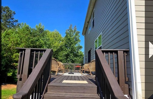 Conyers Maison | 4-bedroom house in wonderful Conyers with AC, fitness room / pool table / bar