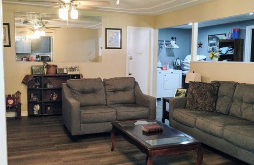 Minden Maison | 4 bedroom house outside of OakHill sleeps 12