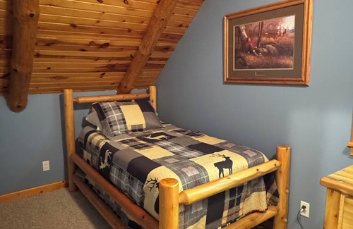 Barryton Cabine | 4-bedroom log cabin lodge with Heated in-ground pool, fiber internet and AC
