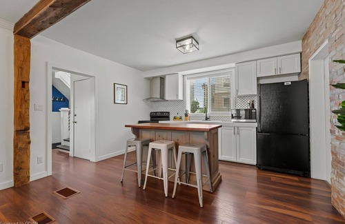 Kitchener Maison | 4 Bedroom Luxury House, Free Parking, LRT, Kitchener Downtown, near Chicopee SKI