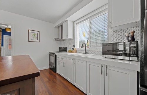 Kitchener Maison | 4 Bedroom Luxury House, Free Parking, LRT, Kitchener Downtown, near Chicopee SKI