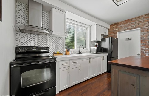 Kitchener Maison | 4 Bedroom Luxury House, Free Parking, LRT, Kitchener Downtown, near Chicopee SKI