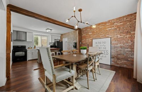 Kitchener Appartement | 4 Bedroom Luxury House, Free Parking, Next to LRT, Kitchener Downtown, near Chicopee Ski Club