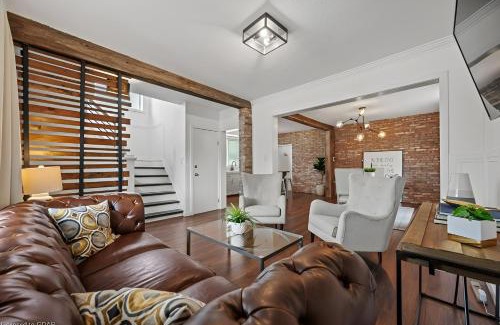 Kitchener Appartement | 4 Bedroom Luxury House, Free Parking, Next to LRT, Kitchener Downtown, near Chicopee Ski Club