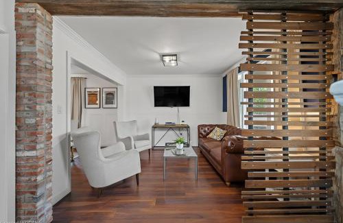 Kitchener Appartement | 4 Bedroom Luxury House, Free Parking, Next to LRT, Kitchener Downtown, near Chicopee Ski Club