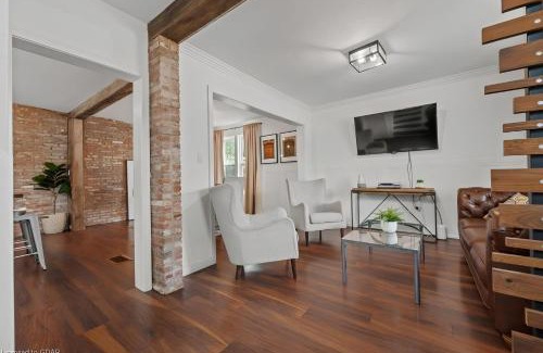 Kitchener Appartement | 4 Bedroom Luxury House, Free Parking, Next to LRT, Kitchener Downtown, near Chicopee Ski Club
