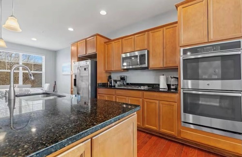 Northeast Maison | 4-bedroom townhome in amazing Washington with AC, WiFi
