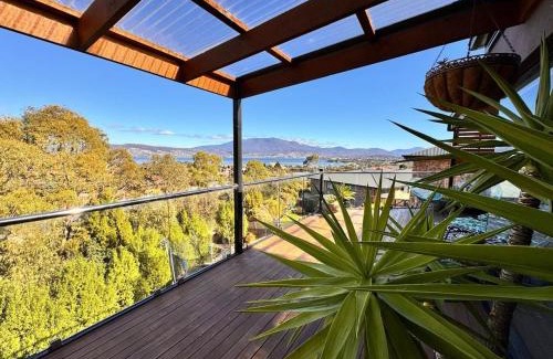 Howrah Maison | 4-Bedroom Two-Storey House With Views, Near Beach