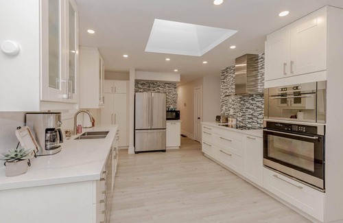 Halton Hills Maison | 4 Bedroom Vacation Home! Outdoor Pool / Billiards Table / Treehouse