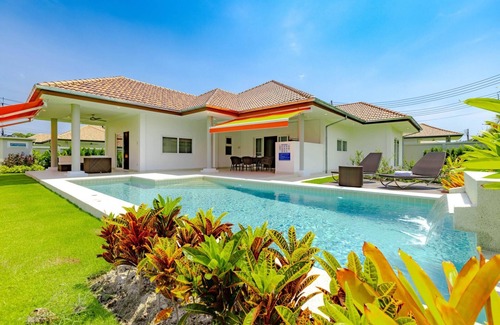 Hua Hin Villa | Modern 4 Bedroom Pool With Large Tropical Garden! (MS-30)