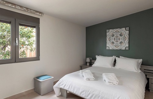 Mourniai Villa | 4-Bedroom Villa Near Downtown by Delfus