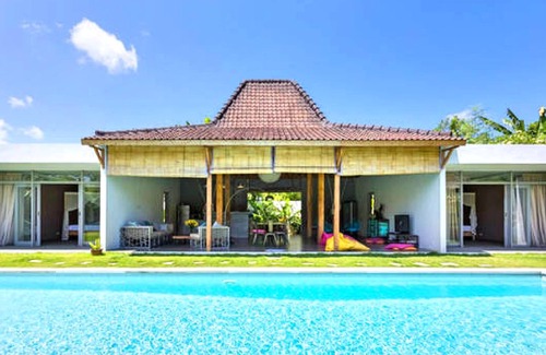Batubelig Villa | Villa de 4 chambres avec piscine à Seminyak!
