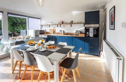 Broompark Appartement | 4 Bedroomed Ground Floor Apartment with Hot Tub and Sauna
