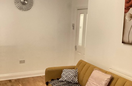 River Maison | 4 bedrooms, 2 bathrooms, 2 living rooms sleeps 10, Free Wi-Fi, Free parking