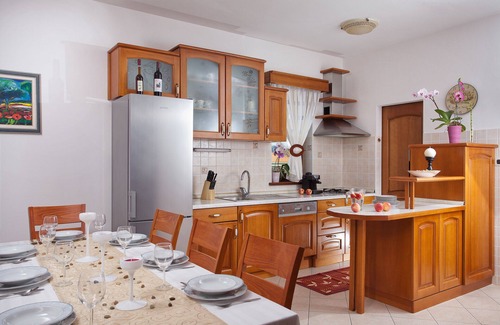 Sveta Nedelja Villa | Aménagement agréable et moderne, grand jardin privé, près de la mer