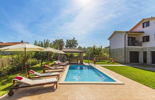 Sveta Nedelja Villa | Aménagement agréable et moderne, grand jardin privé, près de la mer