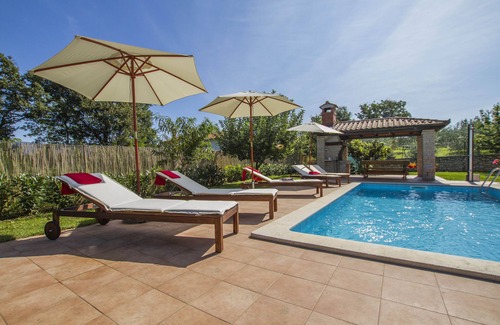 Sveta Nedelja Villa | Aménagement agréable et moderne, grand jardin privé, près de la mer