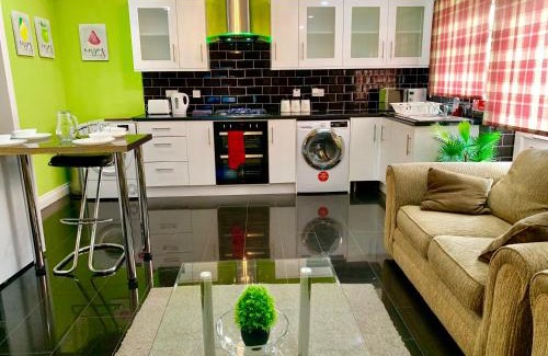 Cranbrook Appartement | 4 Bedrooms, 3 Baths, Full Kitchen and Lounge, Garden, Free Parking