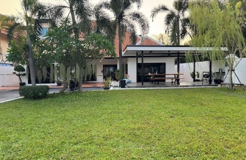 Pratumnak Hill Maison | 4 Bedrooms 300 m. to the beach