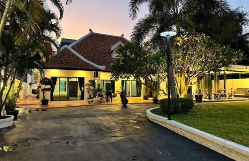 Pratumnak Hill Maison | 4 Bedrooms 300 m. to the beach