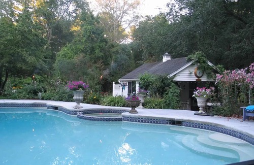 North Carver Maison | 4 Bedrooms, 7 Beds, 3 Baths