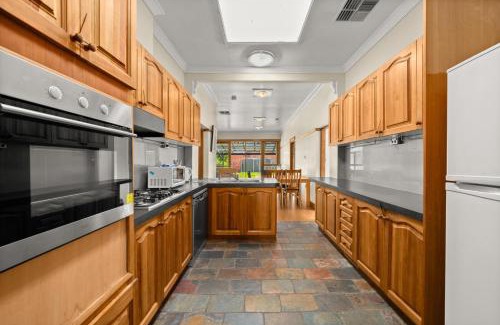 Bentleigh Maison | 4 Bedrooms House Walking to Shops and Restaurants