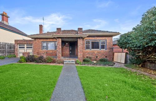 Bentleigh Maison | 4 Bedrooms House Walking to Shops and Restaurants