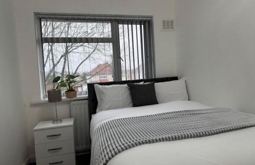 Cleedownton Appartement | 4 Beds House for Families & Contractors with Free Parking