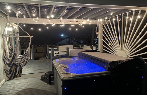Waterford Maison | 4 Bedrooms, Pizza Oven, Hot Tub, Lake View, & More!