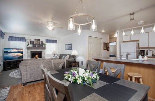 Downtown Leavenworth Copropriété | 4 Beds, Walk to Downtown, Free Parking, Pet Friendly, Grnd Flr