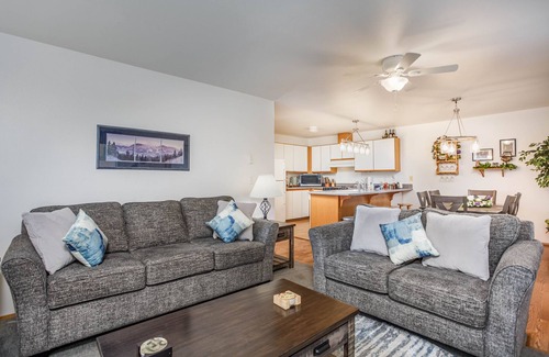 Downtown Leavenworth Copropriété | 4 Beds, Walk to Downtown, Free Parking, Pet Friendly, Grnd Flr