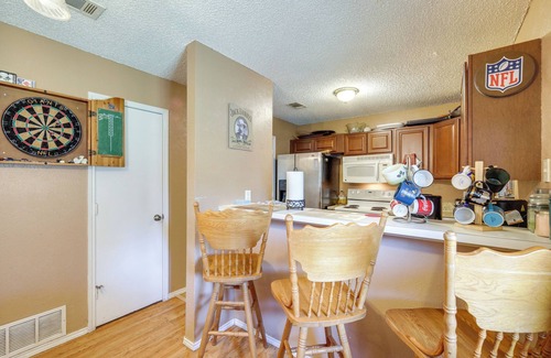 Central Arlington Maison | 4 Blocks to AT&T Stadium: Home w/BBQ-Ready Yard!