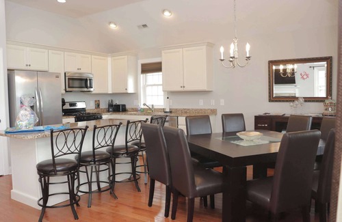 North End Maison | 4 BR / 2 Bath / Town Center -Top Floor w/ Roofdeck