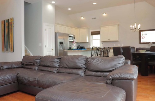 North End Maison | 4 BR / 2 Bath / Town Center -Top Floor w/ Roofdeck