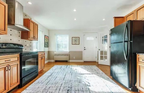 Springfield Maison | 4 BR 3 BA - EV Charger - Garage & Driveway Parking