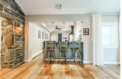 Springfield Maison | 4 BR 3 BA - EV Charger - Garage & Driveway Parking
