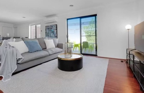 Truganina Maison | 4 BR cozy house in Truganina